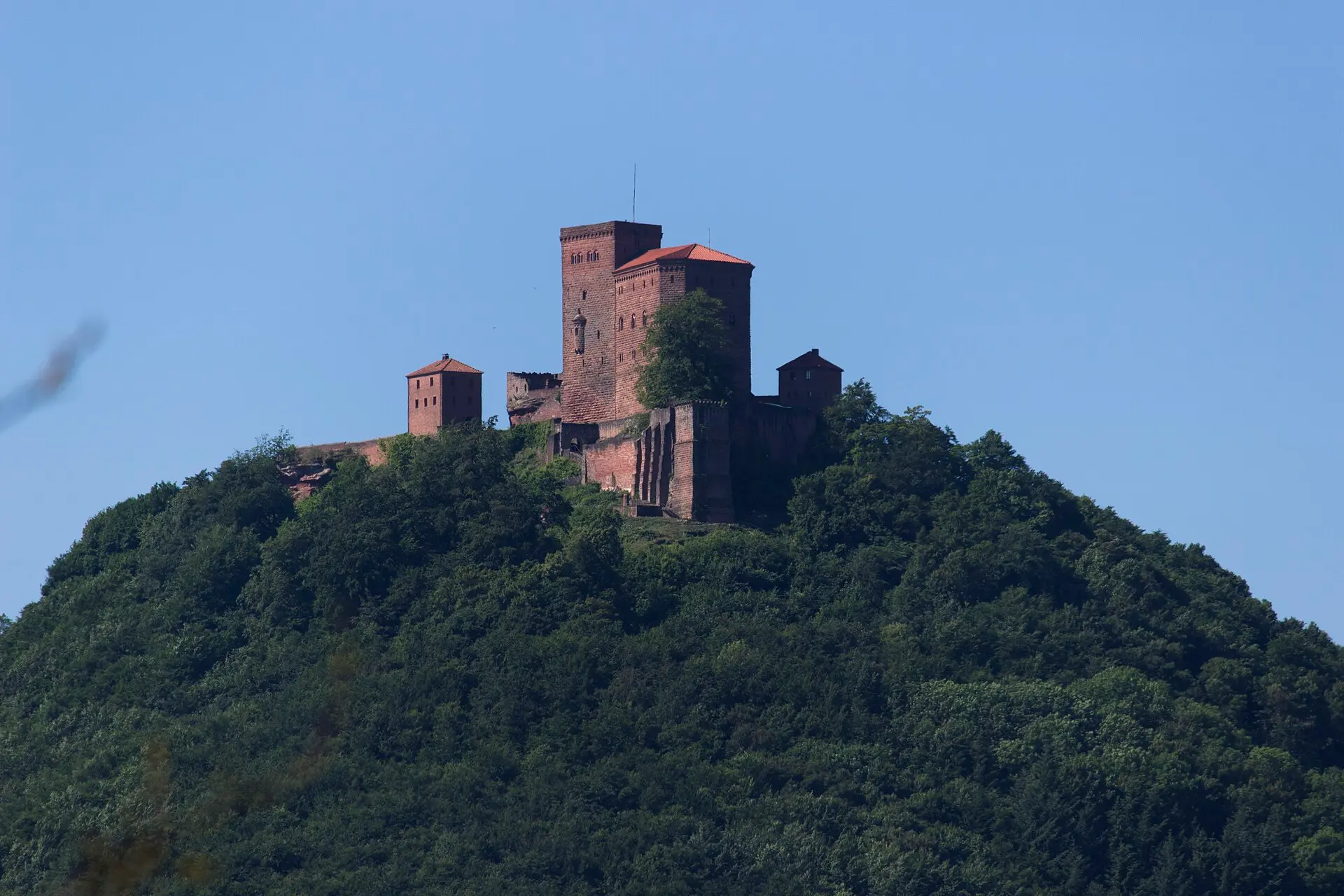 Blick auf die Reichsburg Trifels oberhalb von Annweiler